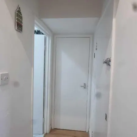 Extra Large One Bedroom Flat With Parking-3